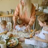 Мама на кухне .